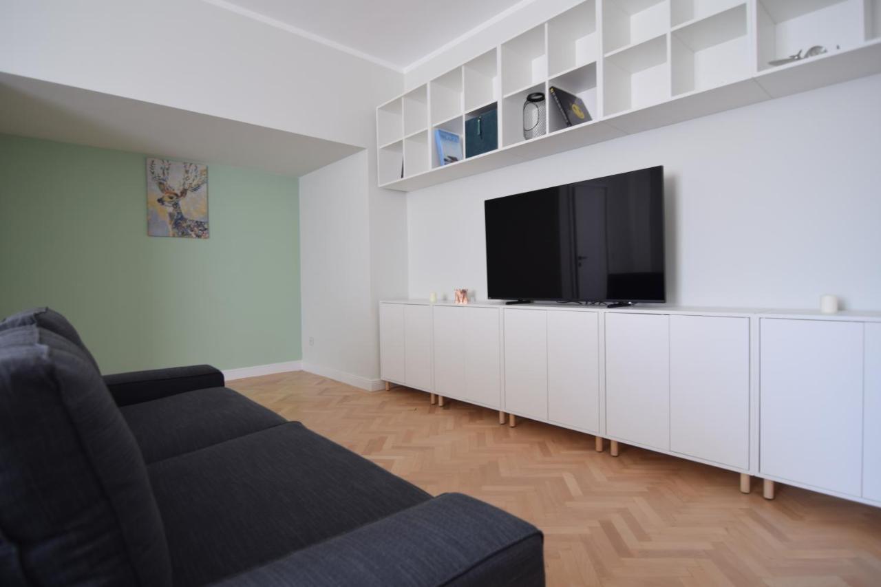 Beautiful Apartment In Old City Bukares Bagian luar foto