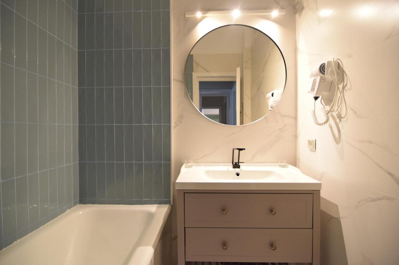 Beautiful Apartment In Old City Bukares Bagian luar foto
