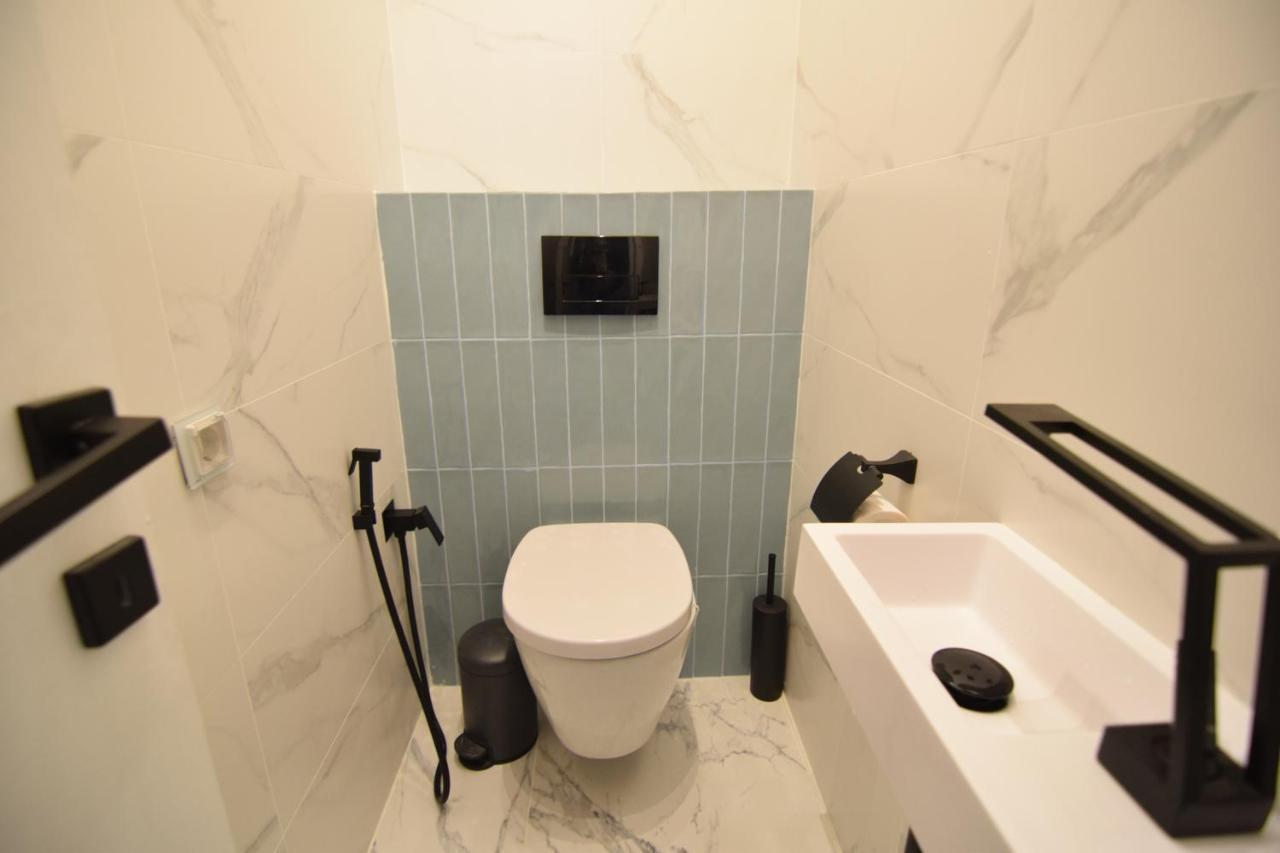 Beautiful Apartment In Old City Bukares Bagian luar foto