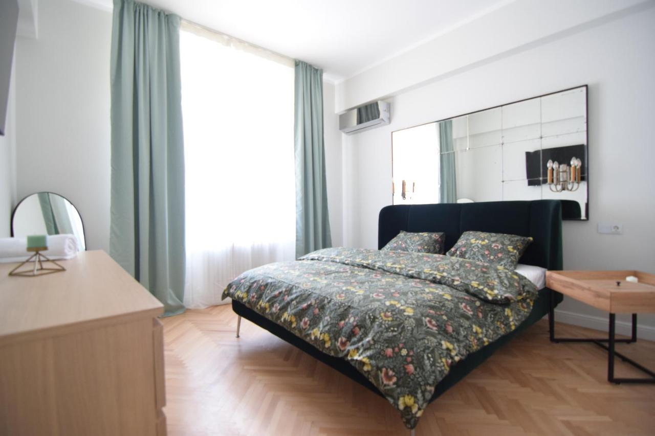 Beautiful Apartment In Old City Bukares Bagian luar foto