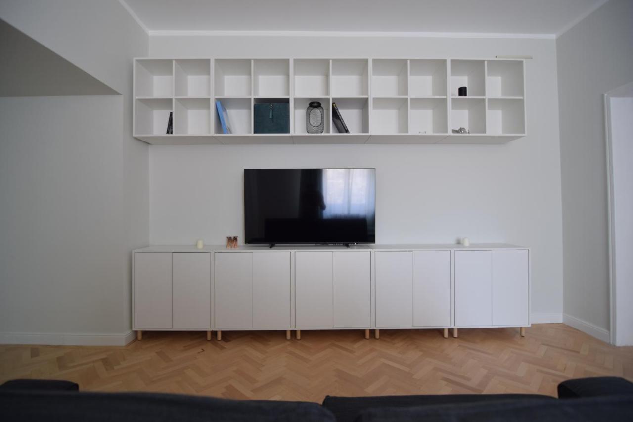 Beautiful Apartment In Old City Bukares Bagian luar foto