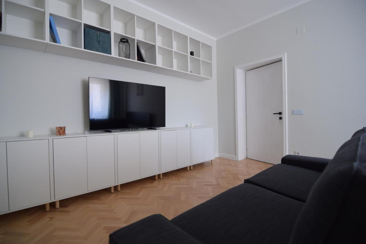 Beautiful Apartment In Old City Bukares Bagian luar foto