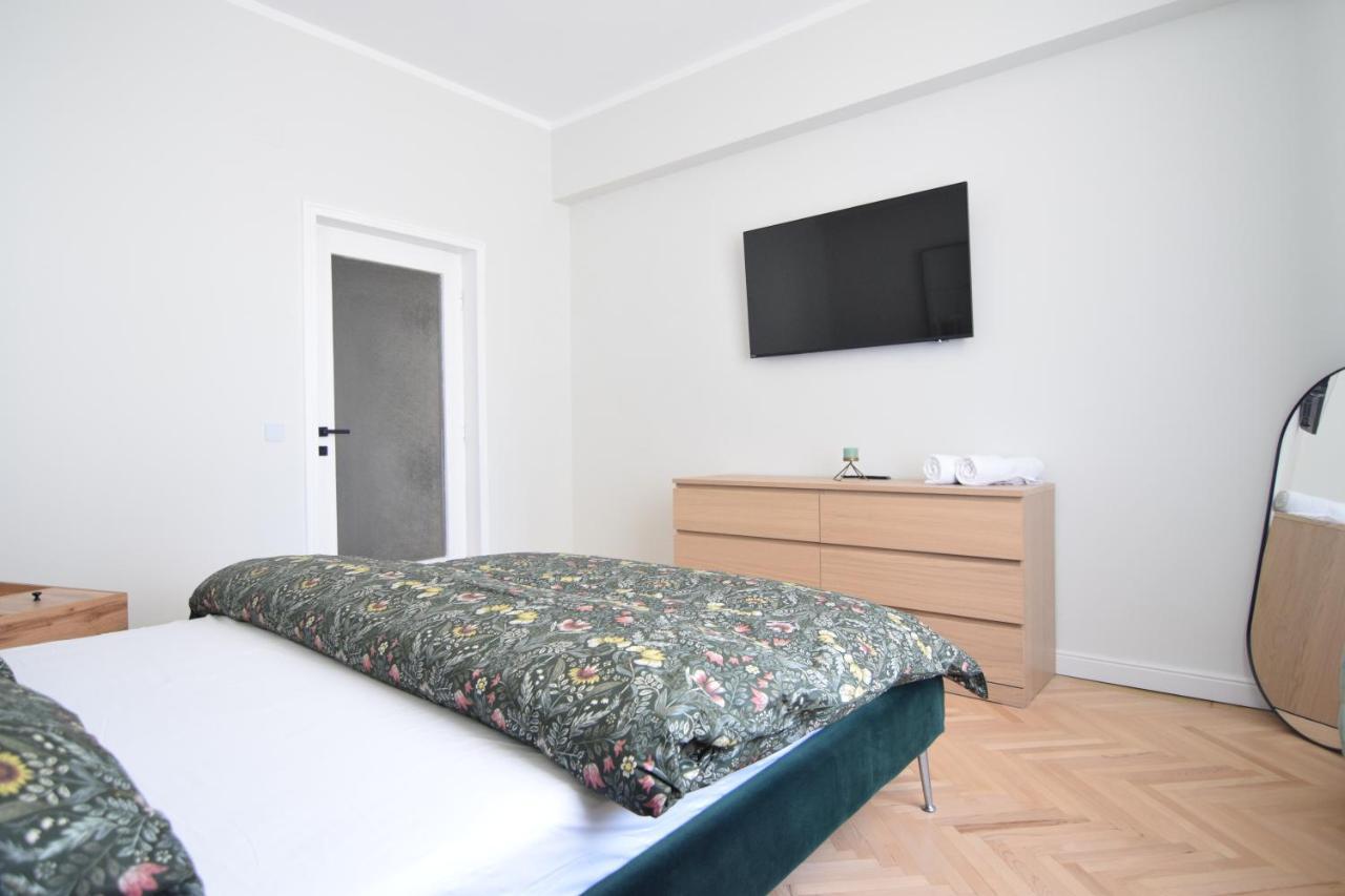 Beautiful Apartment In Old City Bukares Bagian luar foto