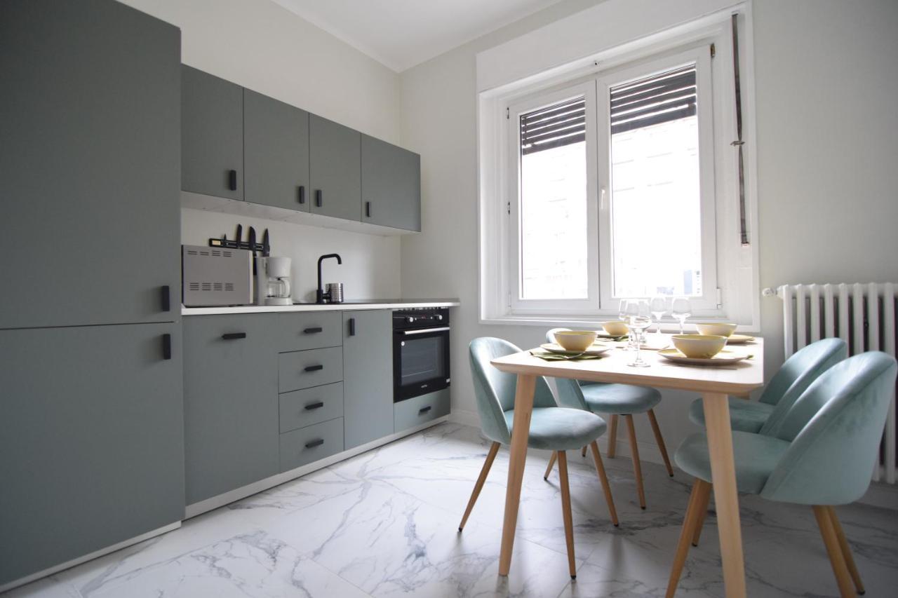 Beautiful Apartment In Old City Bukares Bagian luar foto