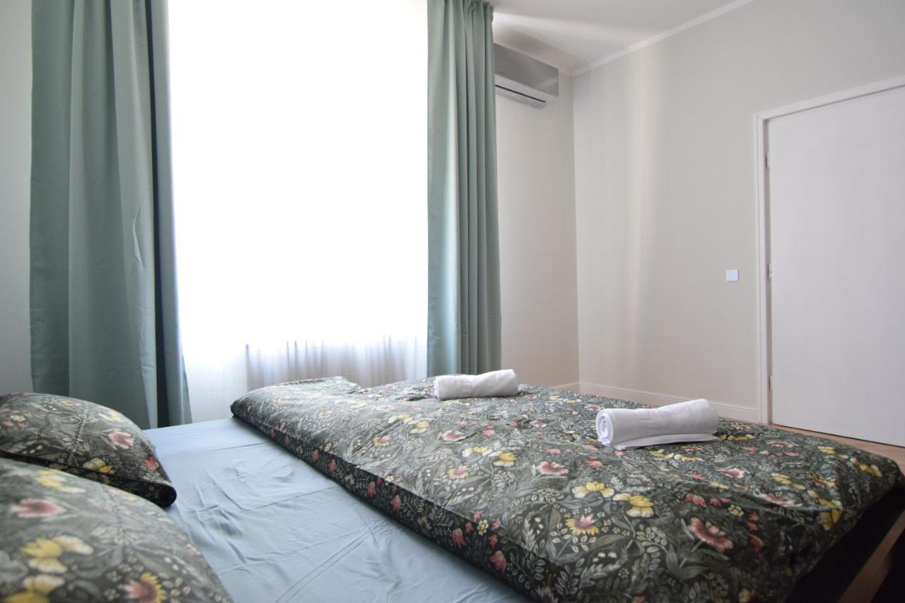 Beautiful Apartment In Old City Bukares Bagian luar foto