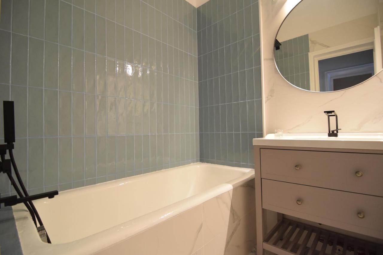 Beautiful Apartment In Old City Bukares Bagian luar foto