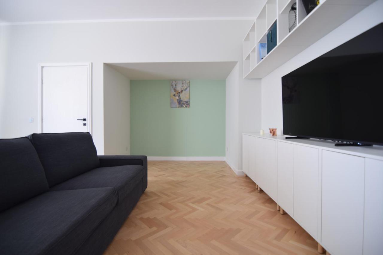 Beautiful Apartment In Old City Bukares Bagian luar foto