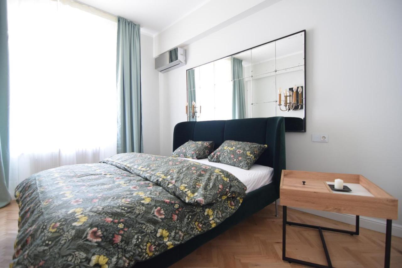 Beautiful Apartment In Old City Bukares Bagian luar foto