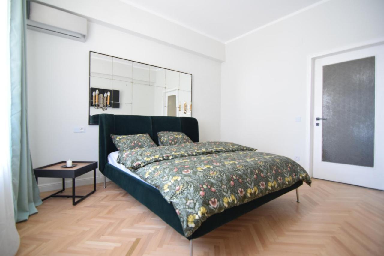 Beautiful Apartment In Old City Bukares Bagian luar foto