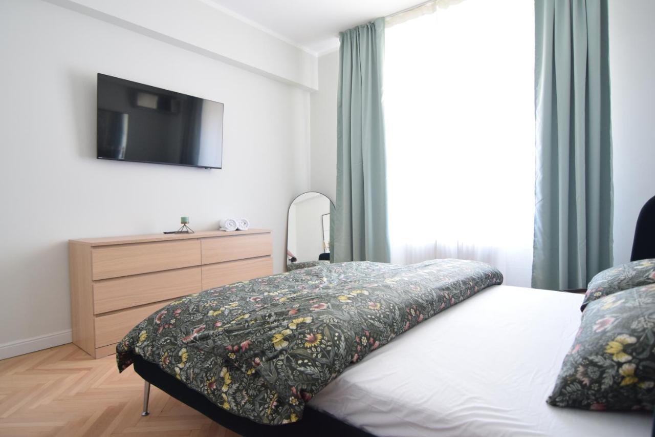 Beautiful Apartment In Old City Bukares Bagian luar foto