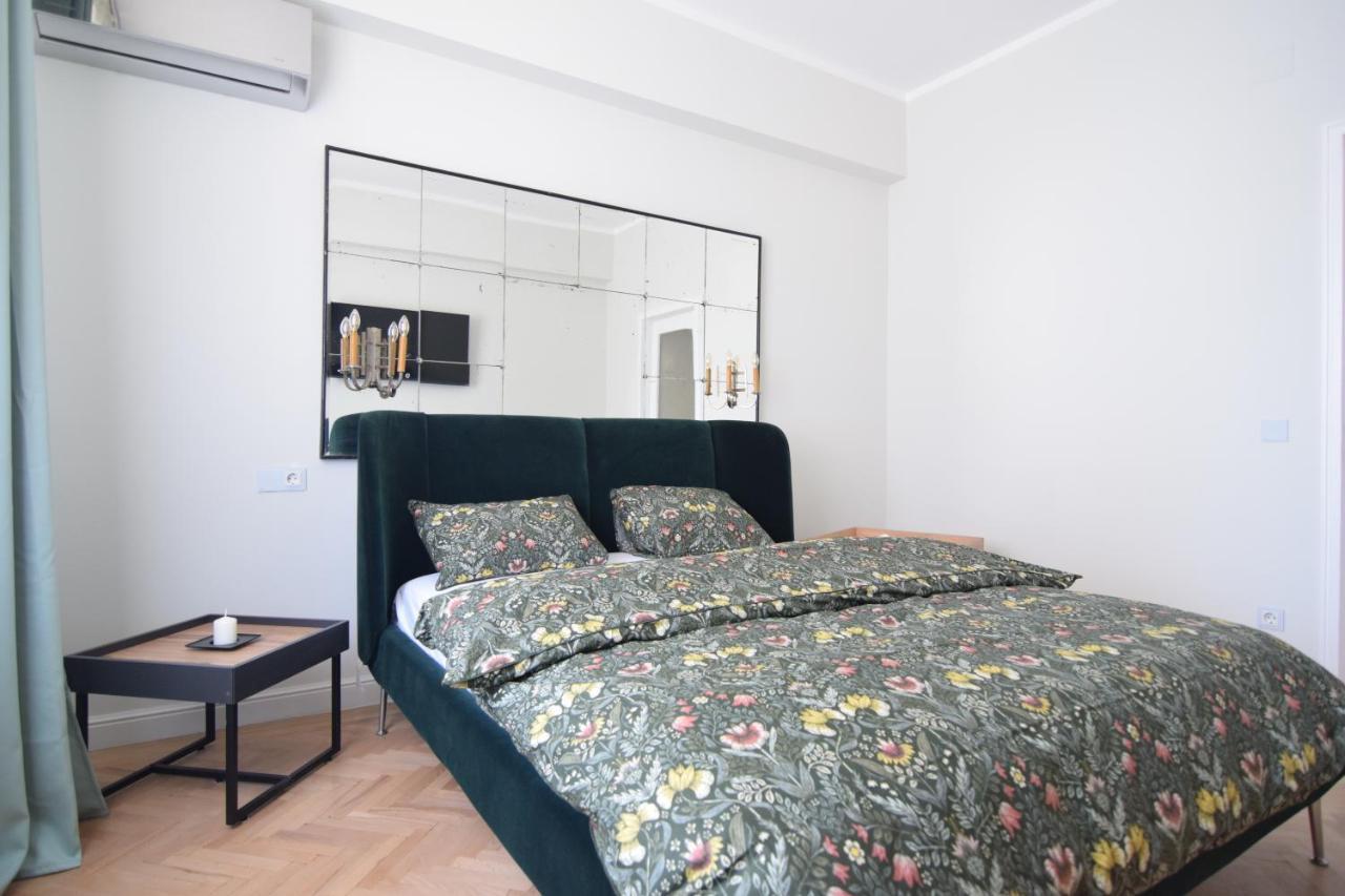 Beautiful Apartment In Old City Bukares Bagian luar foto